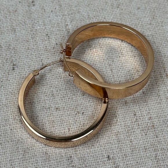 10 Karat Yellow Gold Hoops Earrings - Picture 1 of 12